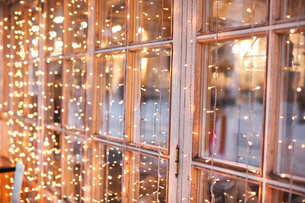 На окнах хорошо смотрится сетка, бахрома, а также занавес